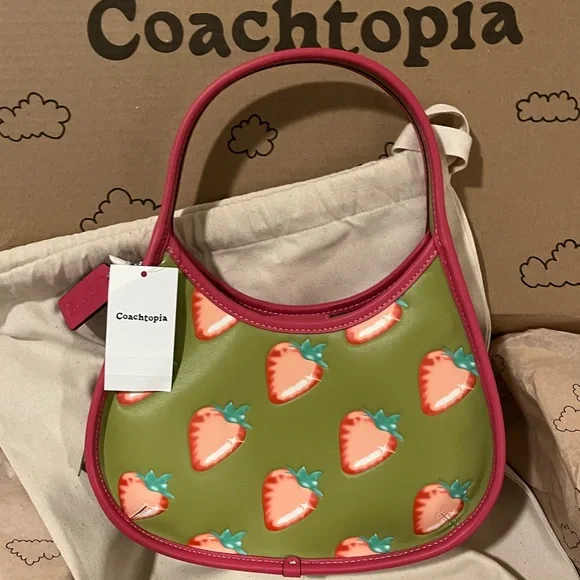 Coachtopia ergo strawberry bag - Picture 1 of 3
